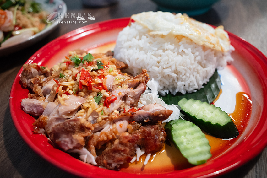 三重也有泰國傳統船麵囉，蓋飯、涼拌、炸物、甜點通通有，份量精緻純吃巧