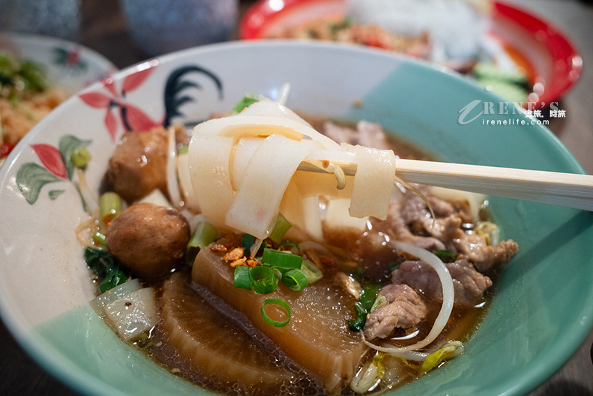 三重也有泰國傳統船麵囉，蓋飯、涼拌、炸物、甜點通通有，份量精緻純吃巧