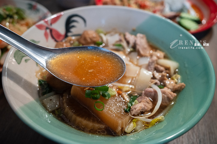 三重也有泰國傳統船麵囉，蓋飯、涼拌、炸物、甜點通通有，份量精緻純吃巧