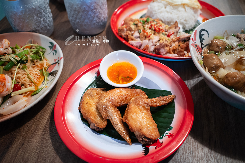 三重也有泰國傳統船麵囉，蓋飯、涼拌、炸物、甜點通通有，份量精緻純吃巧