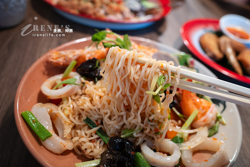 三重也有泰國傳統船麵囉，蓋飯、涼拌、炸物、甜點通通有，份量精緻純吃巧
