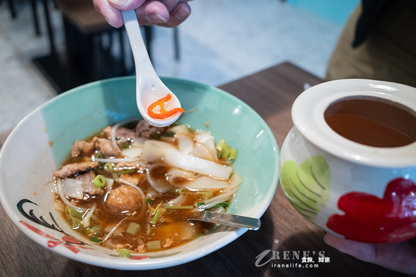 三重也有泰國傳統船麵囉，蓋飯、涼拌、炸物、甜點通通有，份量精緻純吃巧