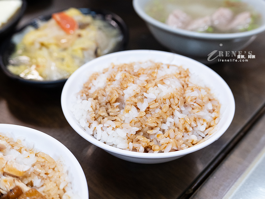 淡金公路上的人氣小吃店，必吃花東放養白斬土雞肉，有特約停車場可使用
