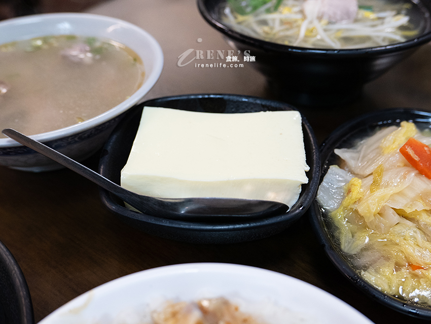 淡金公路上的人氣小吃店，必吃花東放養白斬土雞肉，有特約停車場可使用