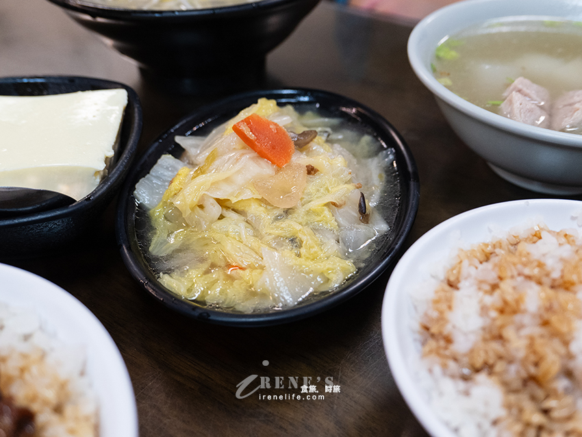 淡金公路上的人氣小吃店，必吃花東放養白斬土雞肉，有特約停車場可使用