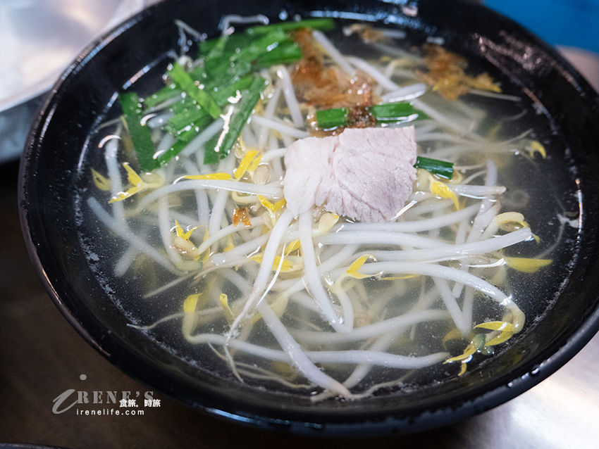 淡金公路上的人氣小吃店，必吃花東放養白斬土雞肉，有特約停車場可使用