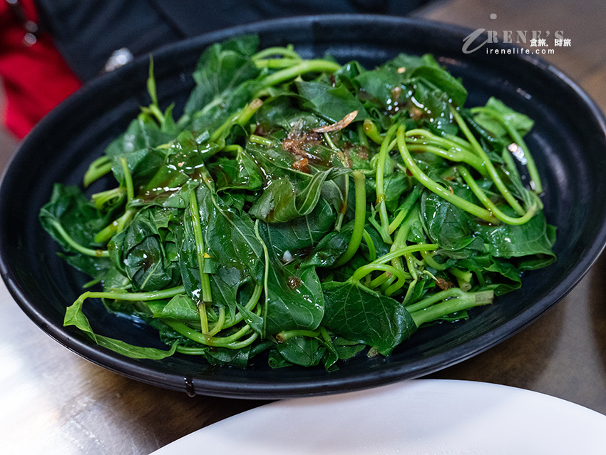 淡金公路上的人氣小吃店，必吃花東放養白斬土雞肉，有特約停車場可使用