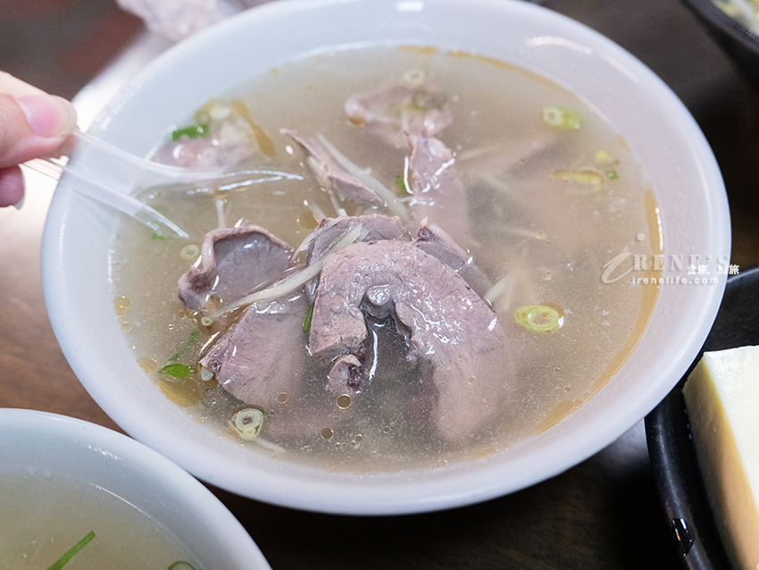 淡金公路上的人氣小吃店，必吃花東放養白斬土雞肉，有特約停車場可使用