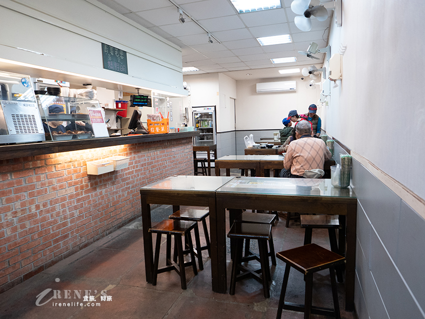 淡金公路上的人氣小吃店，必吃花東放養白斬土雞肉，有特約停車場可使用