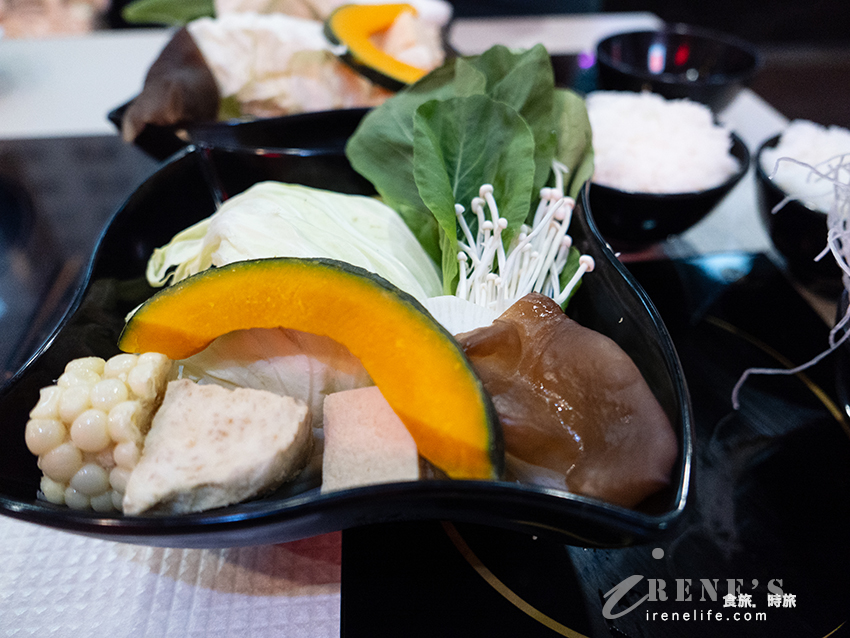 桃園新開幕一雞鍋 港式雞煲火鍋，花雕雞鍋、麻辣雞煲一鍋兩吃好過癮，巨無霸飲品很大杯