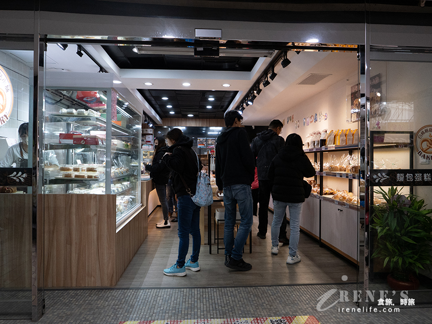 芋頭控一定要知道的烘焙店，各式各樣芋泥製品平價又好吃，麵包和其他甜點也不差