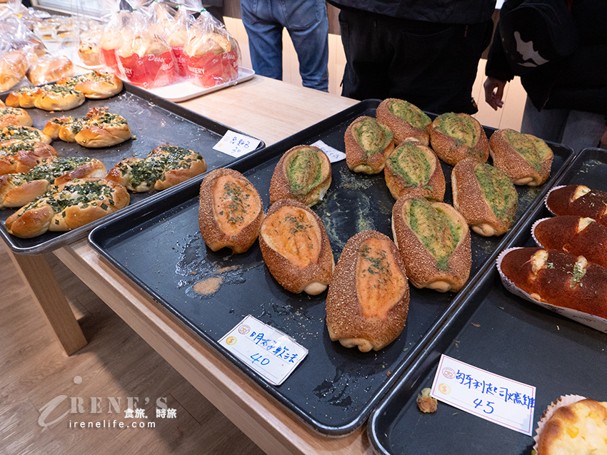 芋頭控一定要知道的烘焙店，各式各樣芋泥製品平價又好吃，麵包和其他甜點也不差