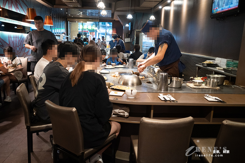輔大人氣美食,還沒開門就開始排隊,最便宜190元,白飯、熱湯、飲料無限供應 輔大人氣美食,還沒開門就開始排隊,最便宜190元,白飯、熱湯、飲料無限供應