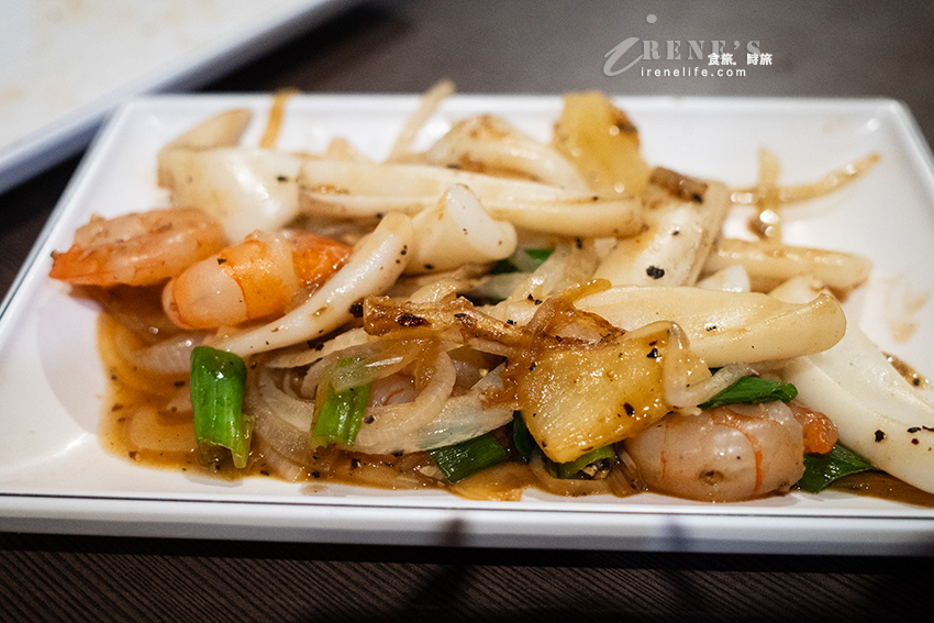 輔大人氣美食,還沒開門就開始排隊,最便宜190元,白飯、熱湯、飲料無限供應 輔大人氣美食,還沒開門就開始排隊,最便宜190元,白飯、熱湯、飲料無限供應