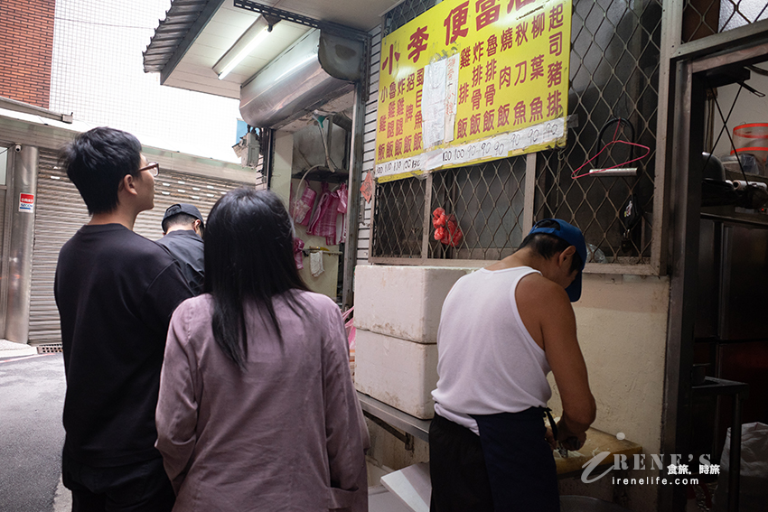 只賣平日而且一天只賣3小時的巷弄排隊便當店!只能外帶無內用,人氣必吃小雞飯 只賣平日而且一天只賣3小時的巷弄排隊便當店!只能外帶無內用,人氣必吃小雞飯