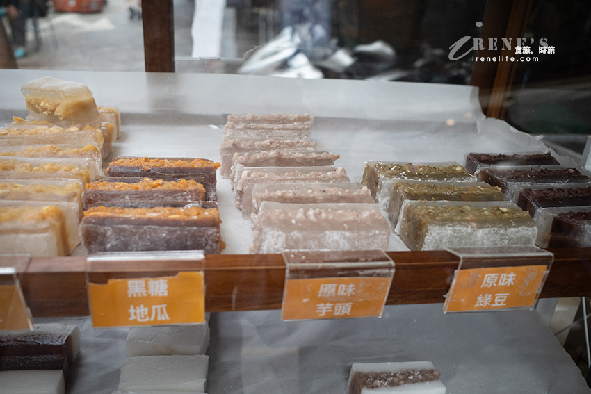 四平商圈排隊美食，紫米芋頭好厚實，夾心涼糕口味多且餡飽滿，杏仁涼糕味超濃