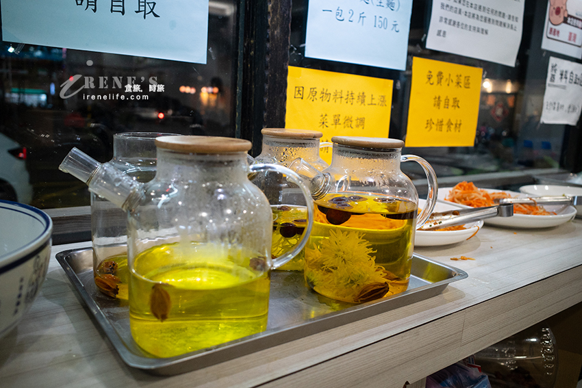 新莊排隊麵食館，餐期內用外帶人潮洶湧，油潑麵、冒菜鍋、羊肉水餃，內用菊花茶跟小菜無限供應