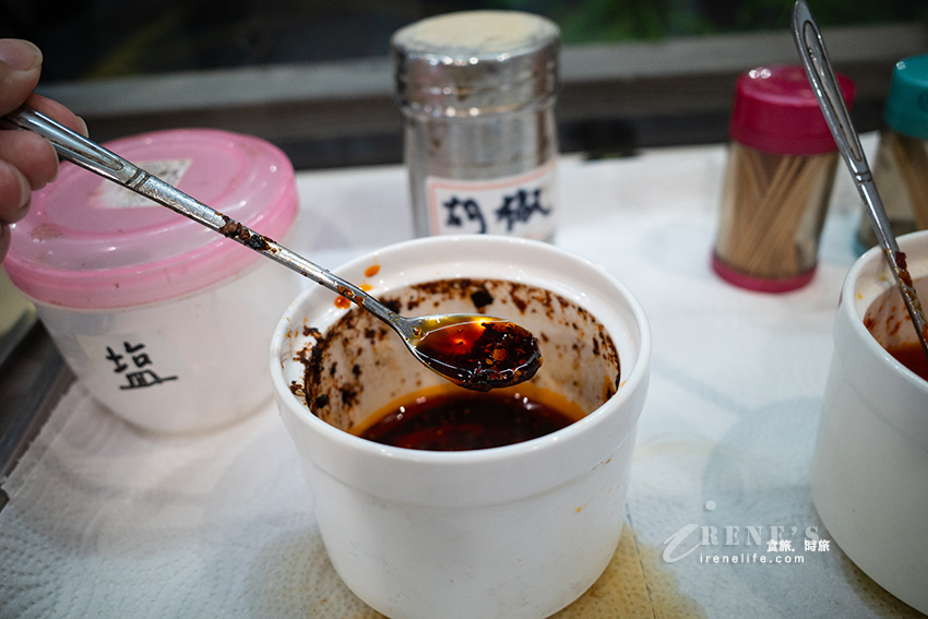 新莊排隊麵食館,餐期內用外帶人潮洶湧,油潑麵、冒菜鍋、羊肉水餃,內用菊花茶跟小菜無限供應 新莊排隊麵食館,餐期內用外帶人潮洶湧,油潑麵、冒菜鍋、羊肉水餃,內用菊花茶跟小菜無限供應
