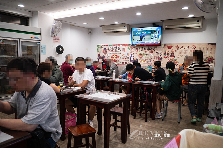 新莊排隊麵食館,餐期內用外帶人潮洶湧,油潑麵、冒菜鍋、羊肉水餃,內用菊花茶跟小菜無限供應 新莊排隊麵食館,餐期內用外帶人潮洶湧,油潑麵、冒菜鍋、羊肉水餃,內用菊花茶跟小菜無限供應