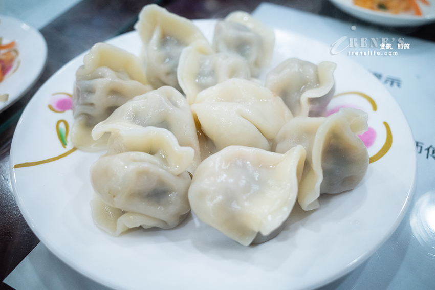 新莊排隊麵食館,餐期內用外帶人潮洶湧,油潑麵、冒菜鍋、羊肉水餃,內用菊花茶跟小菜無限供應 新莊排隊麵食館,餐期內用外帶人潮洶湧,油潑麵、冒菜鍋、羊肉水餃,內用菊花茶跟小菜無限供應