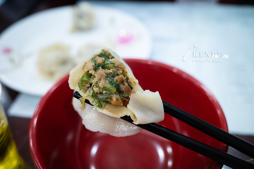 新莊排隊麵食館，餐期內用外帶人潮洶湧，油潑麵、冒菜鍋、羊肉水餃，內用菊花茶跟小菜無限供應