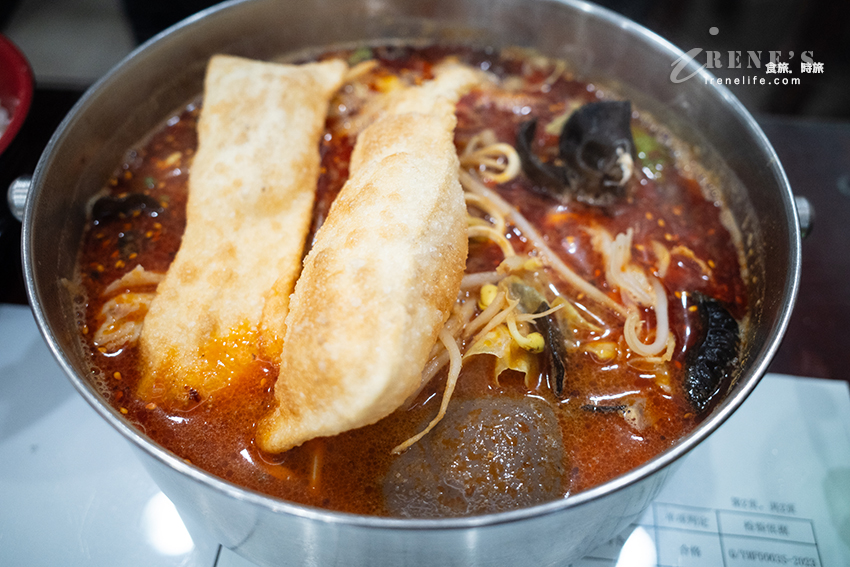 新莊排隊麵食館,餐期內用外帶人潮洶湧,油潑麵、冒菜鍋、羊肉水餃,內用菊花茶跟小菜無限供應 新莊排隊麵食館,餐期內用外帶人潮洶湧,油潑麵、冒菜鍋、羊肉水餃,內用菊花茶跟小菜無限供應