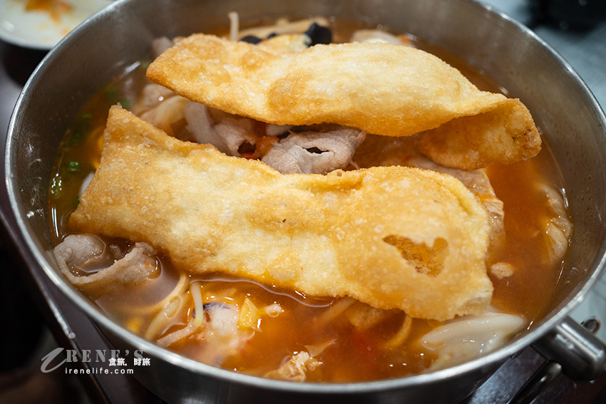 新莊排隊麵食館,餐期內用外帶人潮洶湧,油潑麵、冒菜鍋、羊肉水餃,內用菊花茶跟小菜無限供應 新莊排隊麵食館,餐期內用外帶人潮洶湧,油潑麵、冒菜鍋、羊肉水餃,內用菊花茶跟小菜無限供應