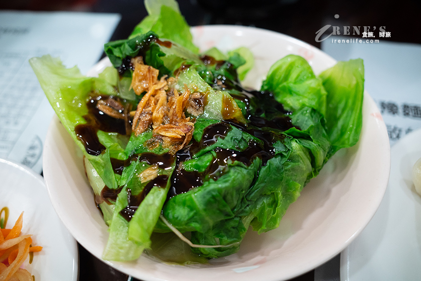 新莊排隊麵食館,餐期內用外帶人潮洶湧,油潑麵、冒菜鍋、羊肉水餃,內用菊花茶跟小菜無限供應 新莊排隊麵食館,餐期內用外帶人潮洶湧,油潑麵、冒菜鍋、羊肉水餃,內用菊花茶跟小菜無限供應