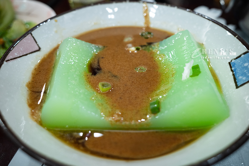 新莊排隊麵食館，餐期內用外帶人潮洶湧，油潑麵、冒菜鍋、羊肉水餃，內用菊花茶跟小菜無限供應