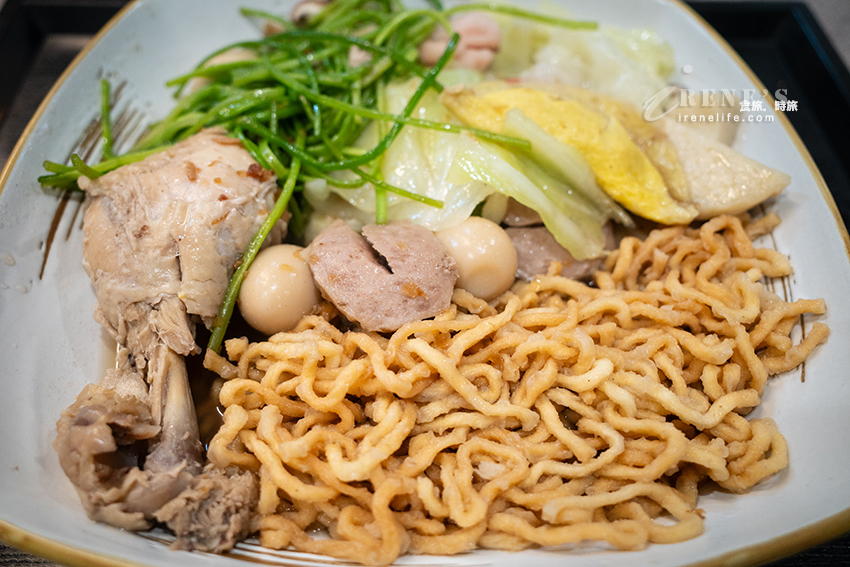 士林夜市美食推薦，想吃自己選的一帖漢方麻辣燙，還有老闆自己愛吃而兼賣的超濃蝦湯麵
