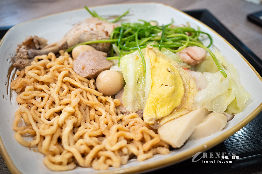 士林夜市美食推薦，想吃自己選的一帖漢方麻辣燙，還有老闆自己愛吃而兼賣的超濃蝦湯麵
