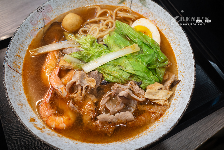 士林夜市美食推薦，想吃自己選的一帖漢方麻辣燙，還有老闆自己愛吃而兼賣的超濃蝦湯麵