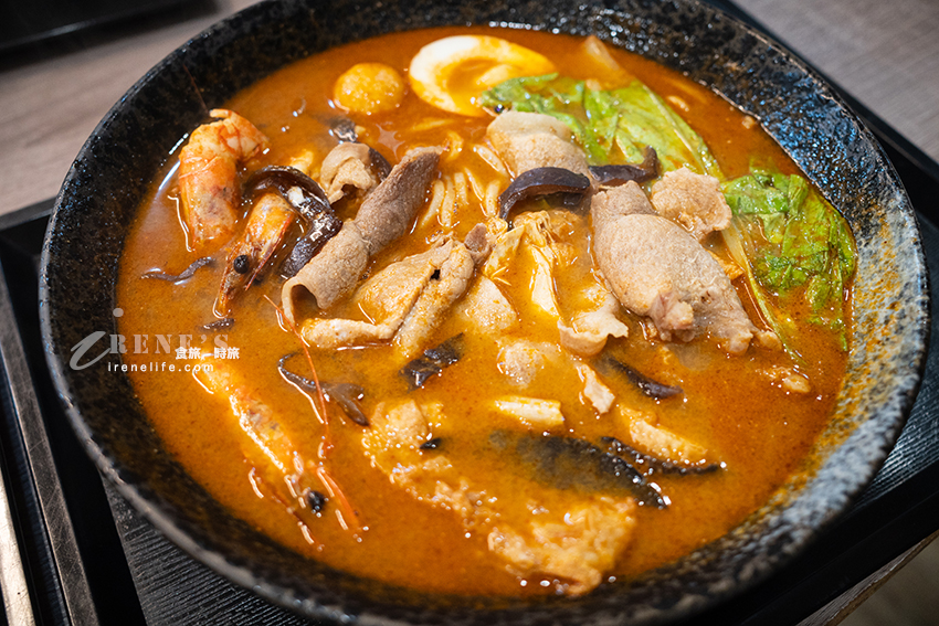 士林夜市美食推薦，想吃自己選的一帖漢方麻辣燙，還有老闆自己愛吃而兼賣的超濃蝦湯麵