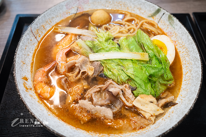 士林夜市美食推薦，想吃自己選的一帖漢方麻辣燙，還有老闆自己愛吃而兼賣的超濃蝦湯麵