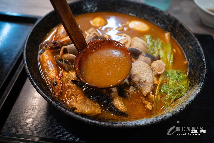 士林夜市美食推薦，想吃自己選的一帖漢方麻辣燙，還有老闆自己愛吃而兼賣的超濃蝦湯麵