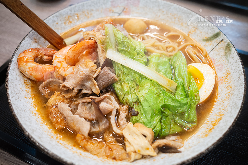 士林夜市美食推薦，想吃自己選的一帖漢方麻辣燙，還有老闆自己愛吃而兼賣的超濃蝦湯麵