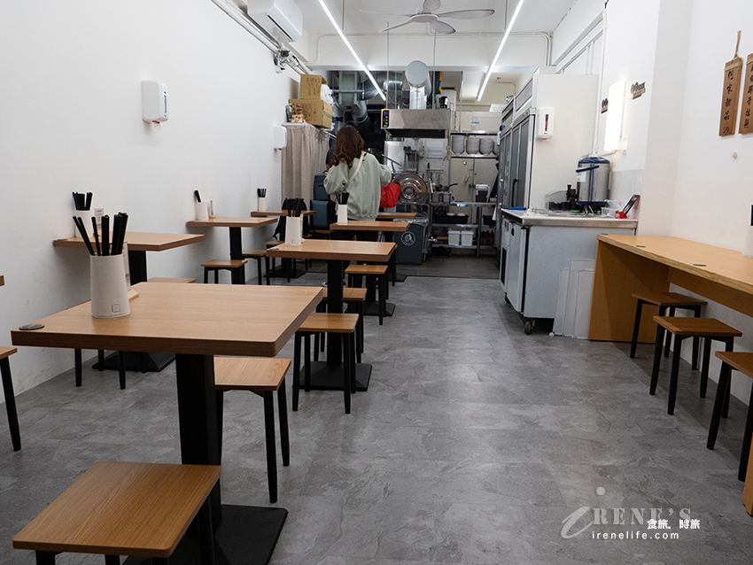 無限續麵的拉麵最便宜只要155元，甜品30元吃到飽，新開幕還送一碟小菜