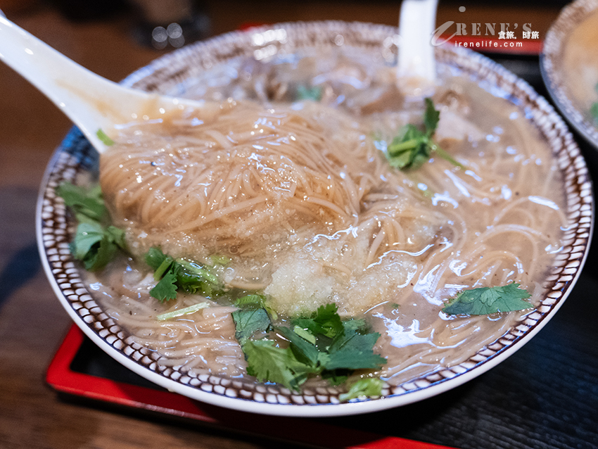 捷運台北橋站巷弄裡很有日式氛圍的章魚燒專賣店，另有大腸麵線、鮮蝦麵線