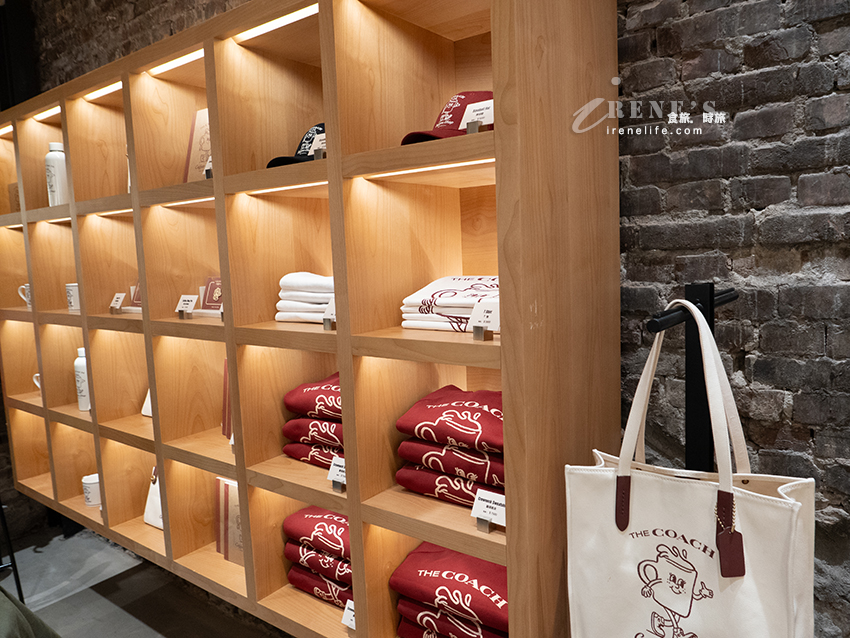 全台首間「Coach Play」概念店，複合式餐飲，咖啡、千層餅、霜淇淋，獨家Coach紙袋好可愛