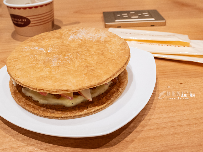 全台首間「Coach Play」概念店，複合式餐飲，咖啡、千層餅、霜淇淋，獨家Coach紙袋好可愛