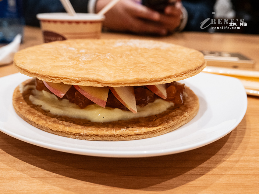 全台首間「Coach Play」概念店，複合式餐飲，咖啡、千層餅、霜淇淋，獨家Coach紙袋好可愛