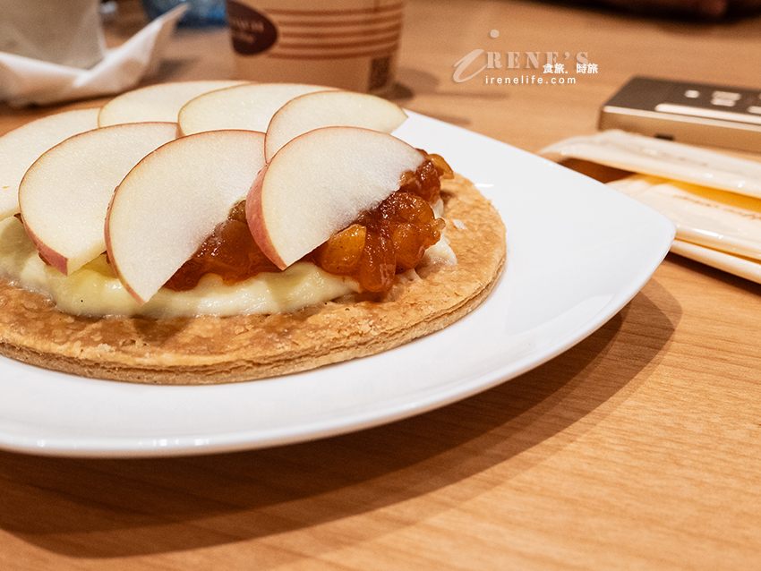 全台首間「Coach Play」概念店，複合式餐飲，咖啡、千層餅、霜淇淋，獨家Coach紙袋好可愛
