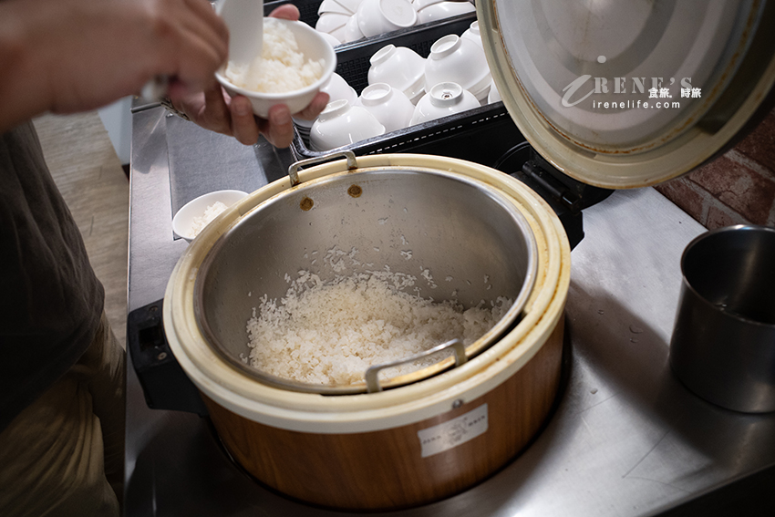淡水捷運站好吃鐵板燒推薦，最便宜套餐只要150元，白飯濃湯飲料無限供應，還有可愛店貓坐鎮