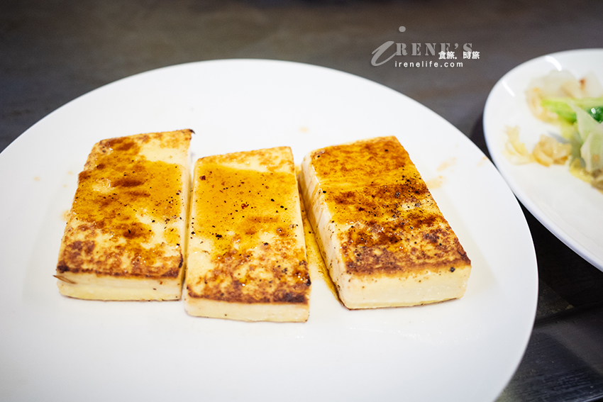 淡水捷運站好吃鐵板燒推薦，最便宜套餐只要150元，白飯濃湯飲料無限供應，還有可愛店貓坐鎮