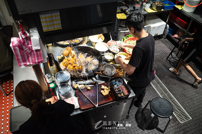 從攤販變店面的迪化街人氣古早味蚵嗲，全都銅板價，蚵仔超大超肥美