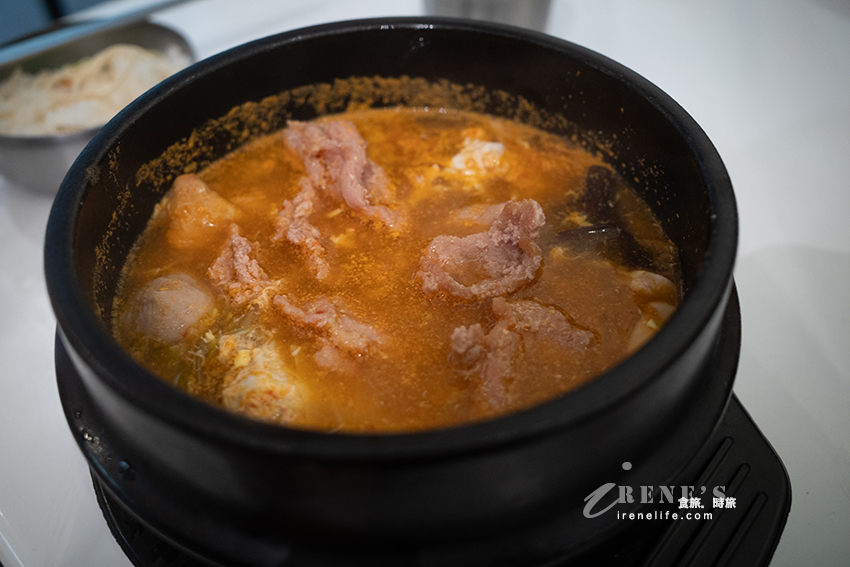 輔大平價韓式料理,均一價180元,飲料、小菜無限量供應,讓學生吃得飽又沒負擔 輔大平價韓式料理,均一價180元,飲料、小菜無限量供應,讓學生吃得飽又沒負擔