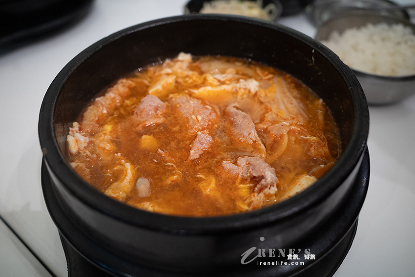輔大平價韓式料理,均一價180元,飲料、小菜無限量供應,讓學生吃得飽又沒負擔 輔大平價韓式料理,均一價180元,飲料、小菜無限量供應,讓學生吃得飽又沒負擔