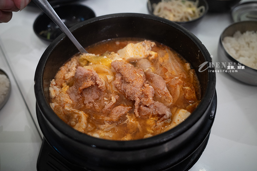 輔大平價韓式料理,均一價180元,飲料、小菜無限量供應,讓學生吃得飽又沒負擔 輔大平價韓式料理,均一價180元,飲料、小菜無限量供應,讓學生吃得飽又沒負擔