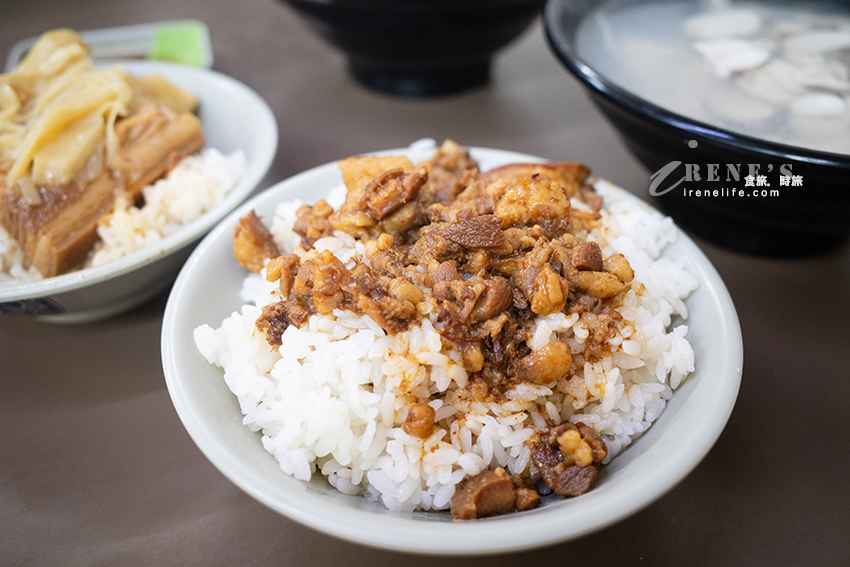 南部味的魯肉飯、虱目魚湯，海鮮粥料多味美超大碗，想吃魚腸請早上9:30前到才有機會