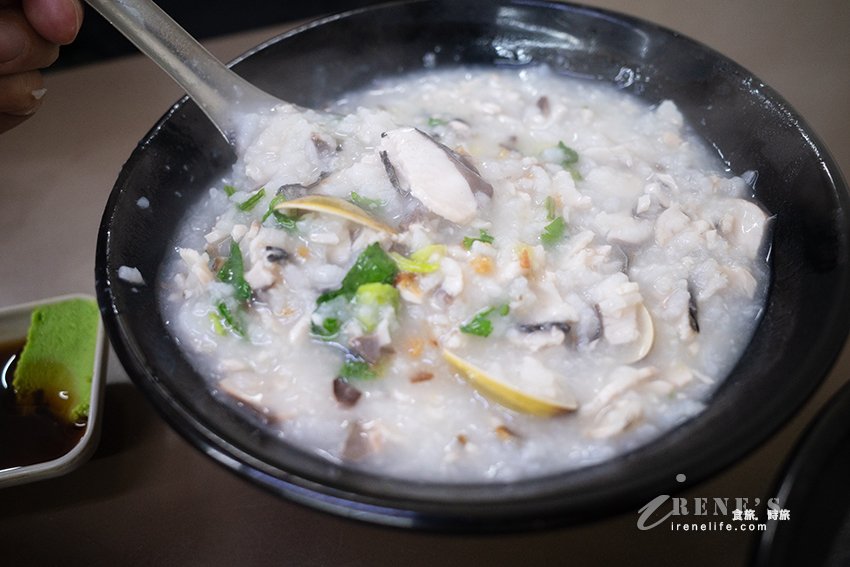 南部味的魯肉飯、虱目魚湯，海鮮粥料多味美超大碗，想吃魚腸請早上9:30前到才有機會